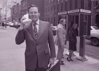 Panggilan Telepon Seluler Pertama Dibuat 45 Tahun Lalu